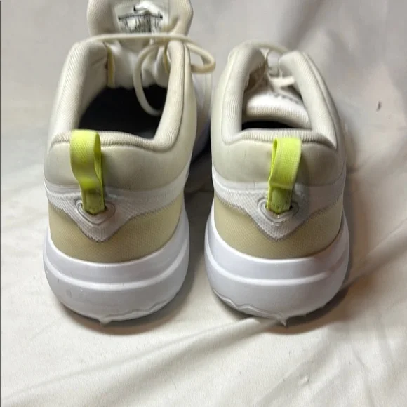 Nike White and Gray Golf Shoes with Streamlined Design - Picture 5 of 6